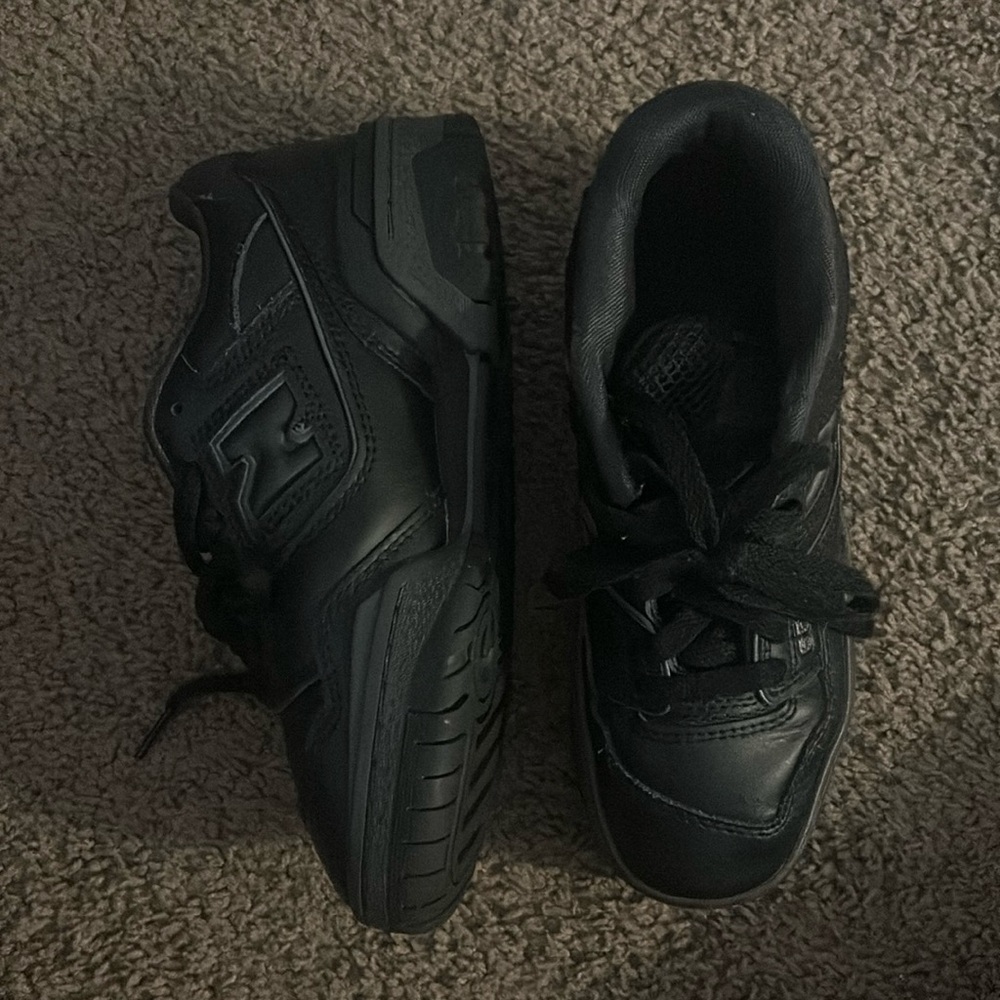 Unisex new balance sneakers - gently used